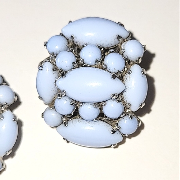 BLUE MILK GLASS CLIP-ON EARRINGS - VINTAGE CLASSIC MCM - Picture 3 of 7